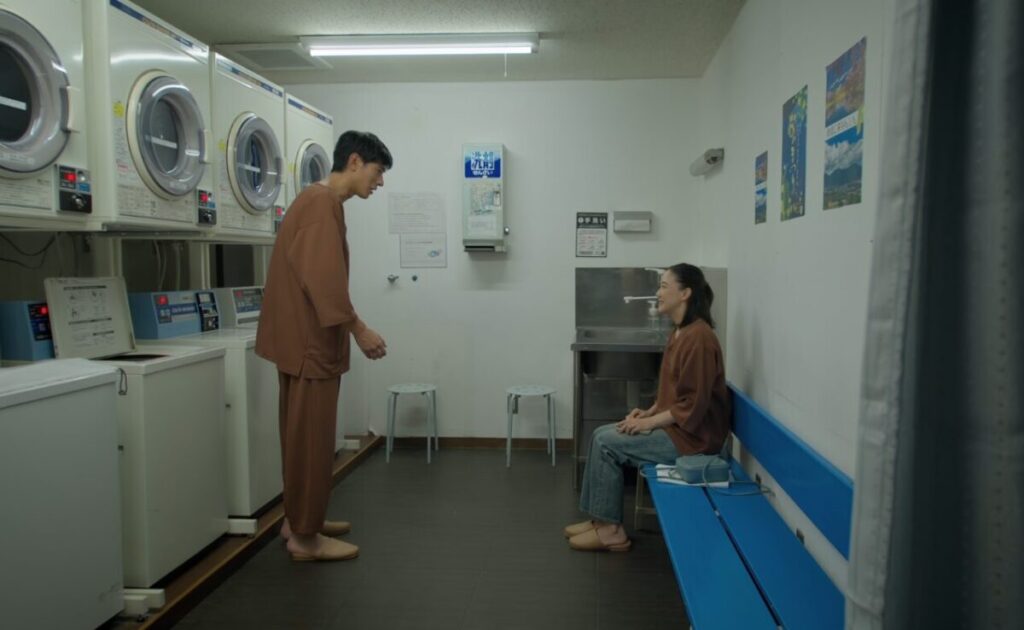 ドラマ「Tシャツが乾くまで」第1話、ホテルの洗濯ルームで話をしている瀬尾咲子(蒼井優)と園田樹生(中島歩)