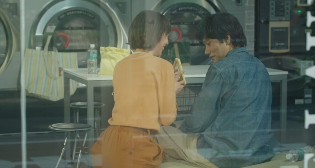 ドラマ「Tシャツが乾くまで」第2話、コインランドリーで親し気に話をしている瀬尾充(松山ケンイチ)と園田あずさ(夏帆)