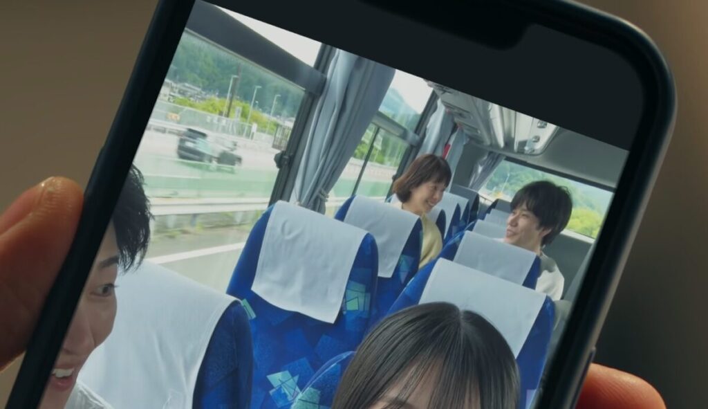 ドラマ「Tシャツが乾くまで」第2話、遺族から貰った動画で、バスで取らりに座り親し気に話をしている瀬尾充(松山ケンイチ)と園田あずさ(夏帆)