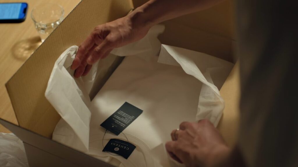 ドラマ「Tシャツが乾くまで」第3話、園田あずさ(夏帆)が購入した荷物を開けた園田樹生(中島歩)、中身は園田樹生(中島歩)お気に入りの白いTシャツ。