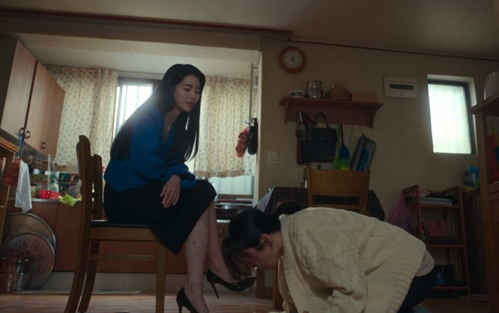 ドラマ「ザ・グローリー ~輝かしき復讐~」第11話、パク・ヨンジン(イム・ジヨン)に土下座をしているカン・ヒョンナム(ヨム・ヘラン)