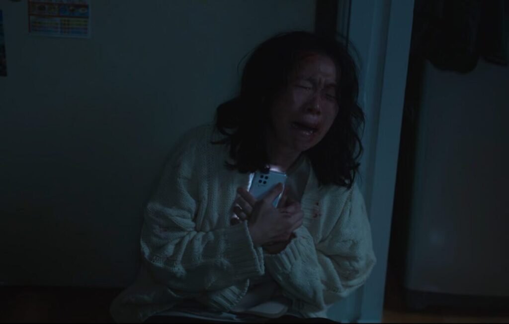 ドラマ「ザ・グローリー ~輝かしき復讐~」第11話、娘からのメッセージを見て泣いているカン・ヒョンナム(ヨム・ヘラン)
