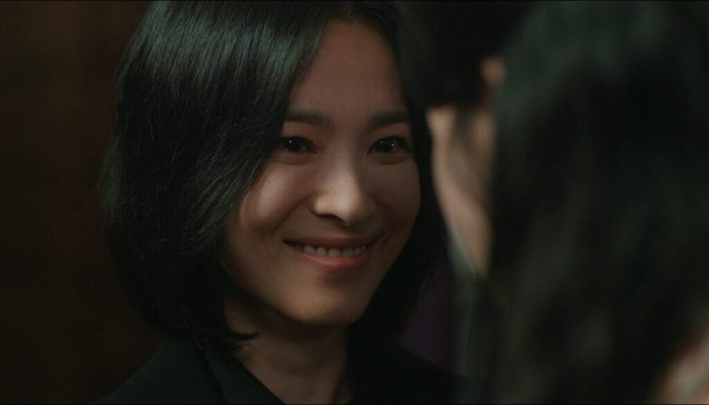 ドラマ「ザ・グローリー ～輝かしき復讐～」第12話、教会でパク・ヨンジン（イム・ジヨン）に笑顔を向けるムン・ドンウン（ソン・ヘギョ）