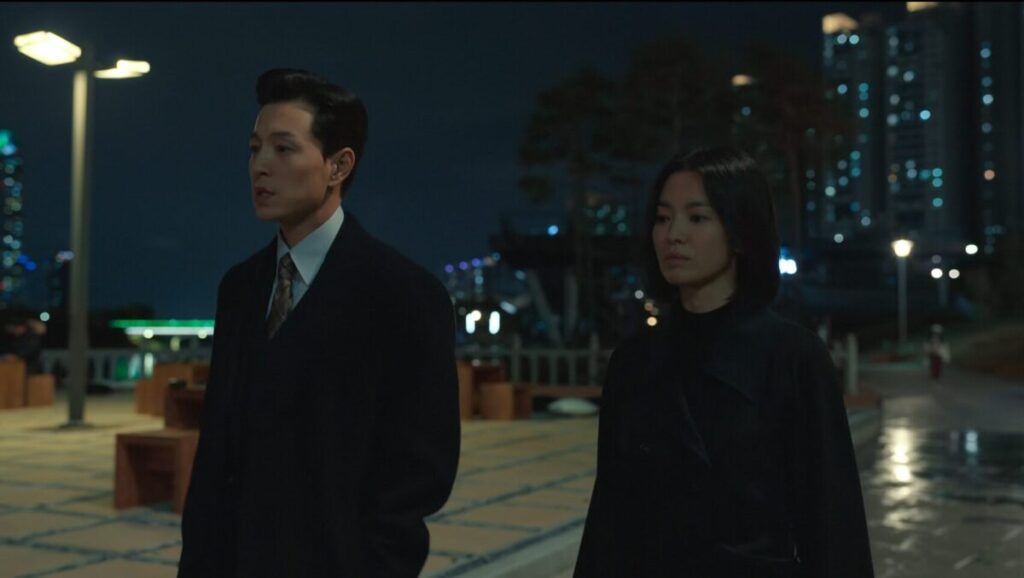 ドラマ「ザ・グローリー ~輝かしき復讐~」第14話、夜の公園で歩きながら話をしているムン・ドンウン(ソン・ヘギョ)とハ・ドヨン(チョン・ソンイル)