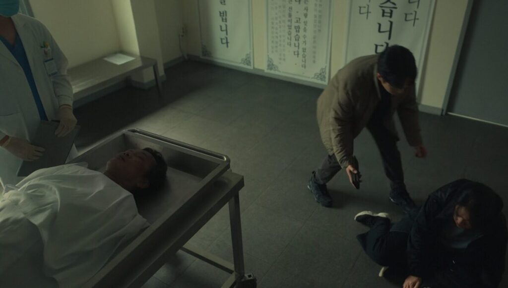 ドラマ「ザ・グローリー ~輝かしき復讐~」第14話、警察で夫の遺体と対面したカン・ヒョンナム(ヨム・ヘラン)
