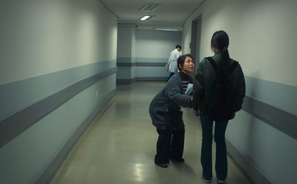 ラマ「ザ・グローリー ～輝かしき復讐～」第９話、遺体安置室の前でユン・ソヒの母親に止められたムン・ドンウン（ソン・ヘギョ）