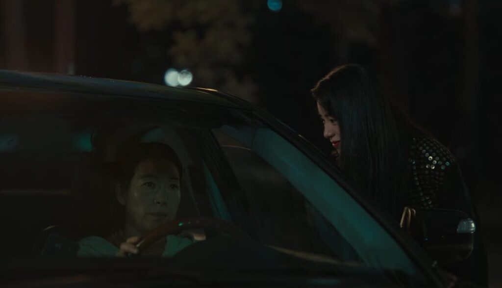 ドラマ「ザ・グローリー ～輝かしき復讐～」第９話、カン・ヒョンナム（ヨム・ヘラン）の車の窓を叩いたパク・ヨンジン（イム・ジヨン）
