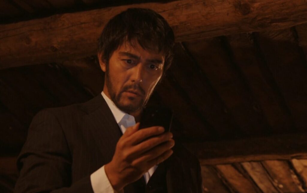 ドラマ「VIVANT」第10(最終)話、メール内容を見て驚いている野崎守(阿部寛)