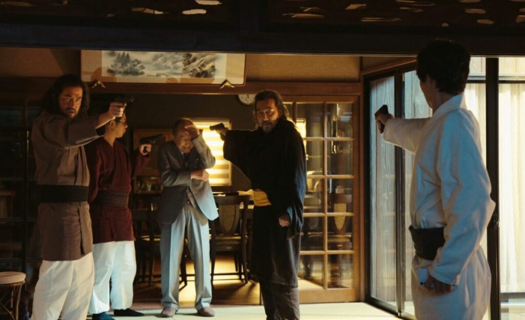 ドラマ「VIVANT」第10(最終)話、上原史郎(橋爪功)に拳銃を向けるノゴーン・ベキ (役所広司)に拳銃を向けている乃木憂助(堺雅人)