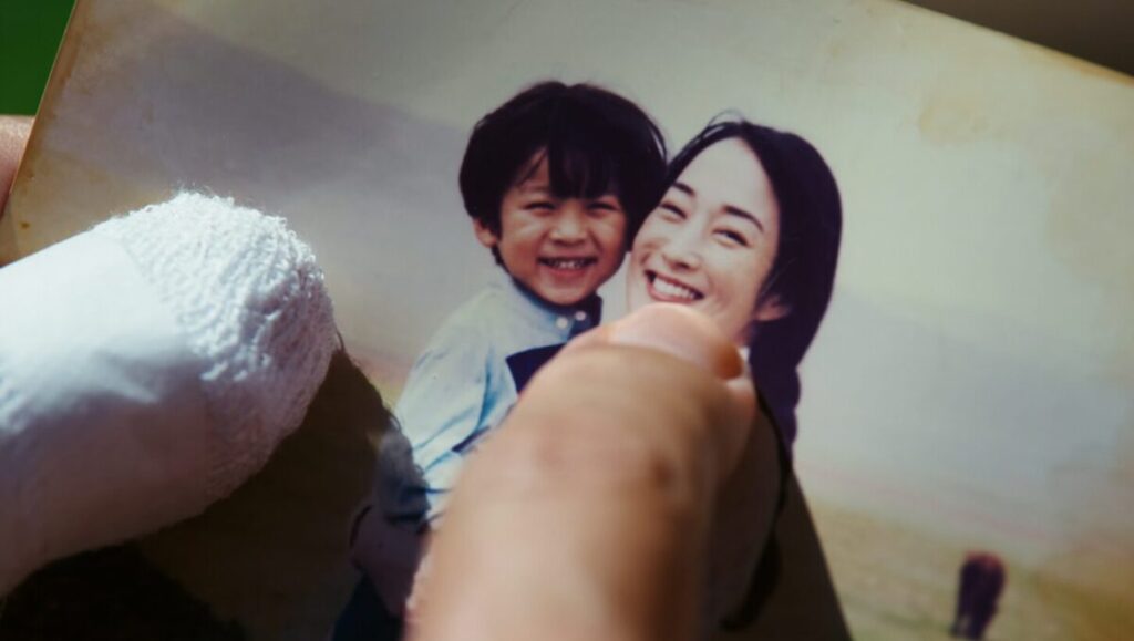 ドラマ「VIVANT」第８話、幼い乃木憂助（堺雅人）と母・朋美が笑顔で映っている古びた写真