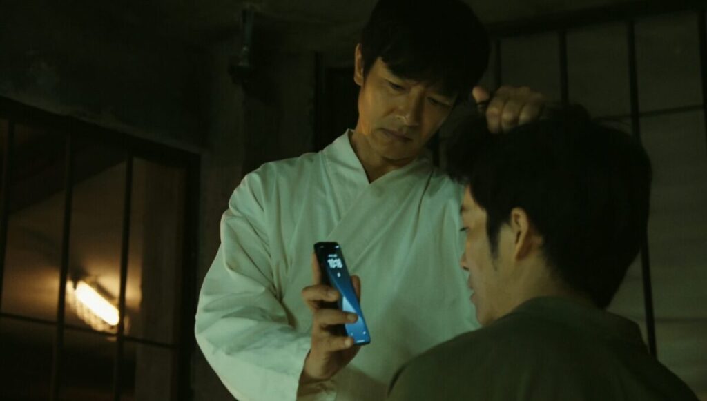 ドラマ「VIVANT」第９話、眠らせた黒須駿（松坂桃李）のかをを使って携帯のロックを外す乃木憂助（堺雅人）