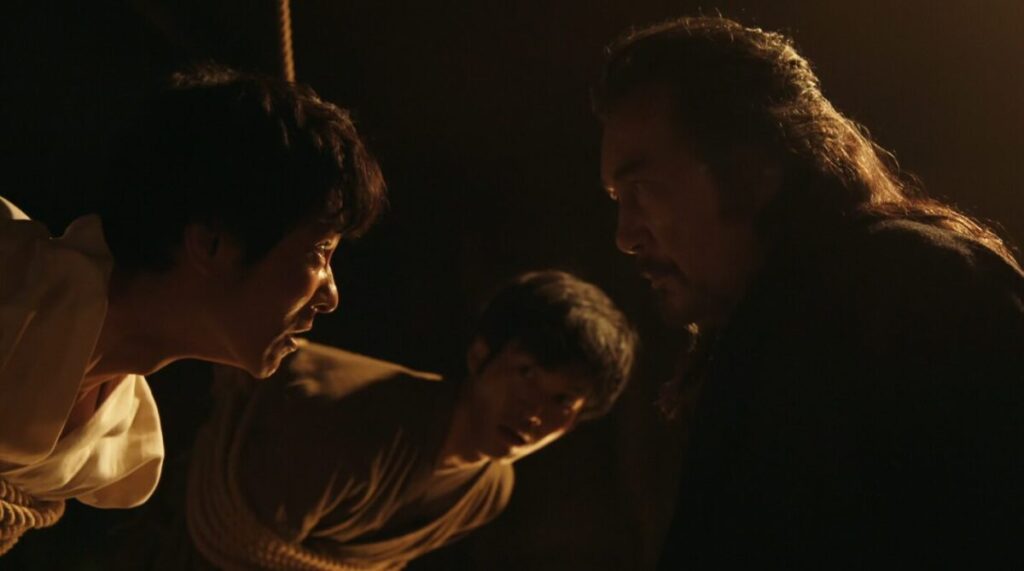 ドラマ「VIVANT」第９話、つるし上げられている乃木憂助（堺雅人）に語りかけるノゴーン・ベキ （役所広司）