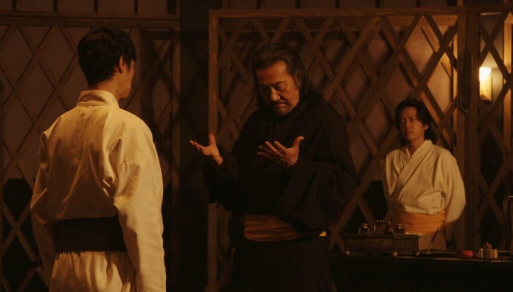ドラマ「VIVANT」第10(最終)話、血で汚れた手だ、と自分の手のひらを見ているノゴーン・ベキ （役所広司）