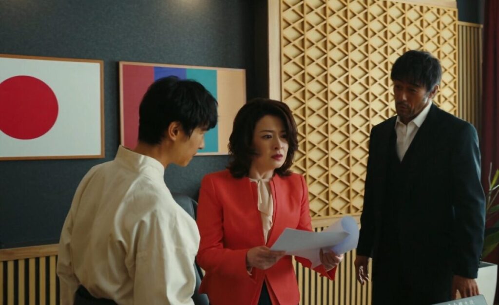 ドラマ「VIVANT」第10(最終)話、西岡大使（檀れい）にノコル（二宮和也）側に着くよう説得する野崎守（阿部寛）と乃木憂助（堺雅人）