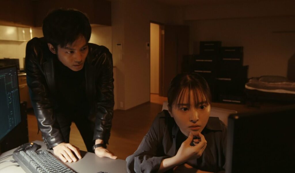 ドラマ「VIVANT・第1シーズン」第６話、パソコンを見つめる太田梨歩（飯沼愛）と黒須駿（松坂桃李）