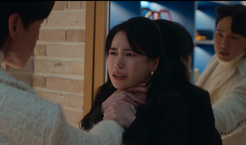 ドラマ「ザ・グローリー ~輝かしき復讐~」第7話、チョン・ジェジュン(パク・ソンフン)に首を掴まれ苦しそうなパク・ヨンジン(イム・ジヨン)