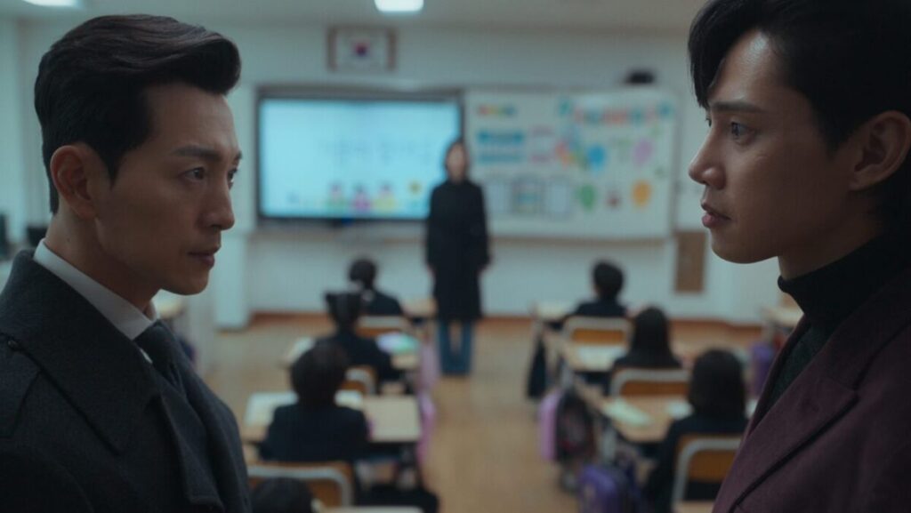 ドラマ「ザ・グローリー ~輝かしき復讐~」第7話、ハ・イェソル(オ・ジユル)の父親参観に来たハ・ドヨン(チョン・ソンイル)とチョン・ジェジュン(パク・ソンフン)