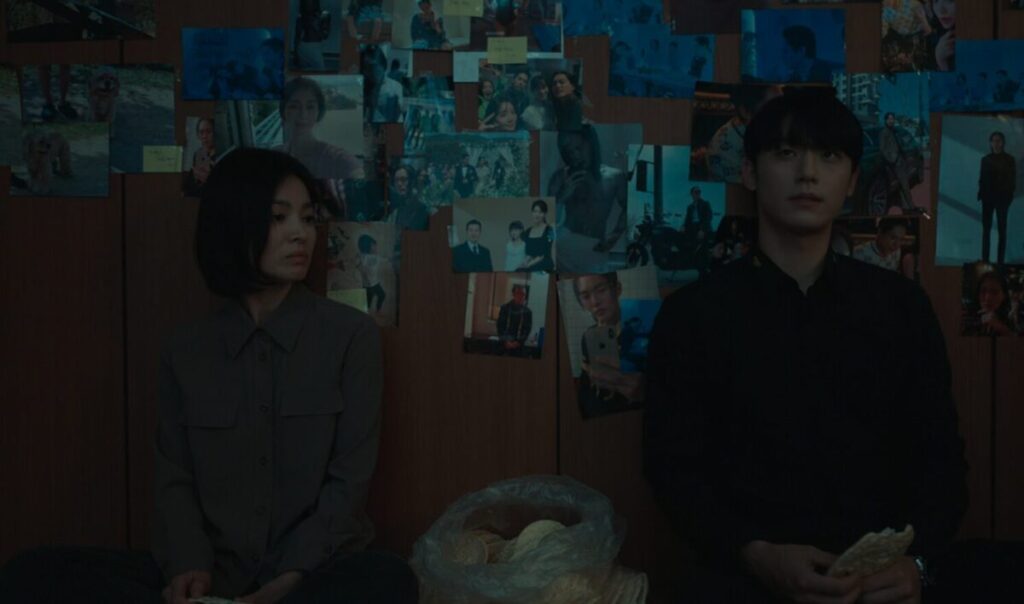 ドラマ「ザ・グローリー ~輝かしき復讐~」第8話、ムン・ドンウン(ソン・ヘギョ)の部屋でハ・ドヨン(チョン・ソンイル)に会った印象を語るチュ・ヨジョン(イ・ドヒョン)