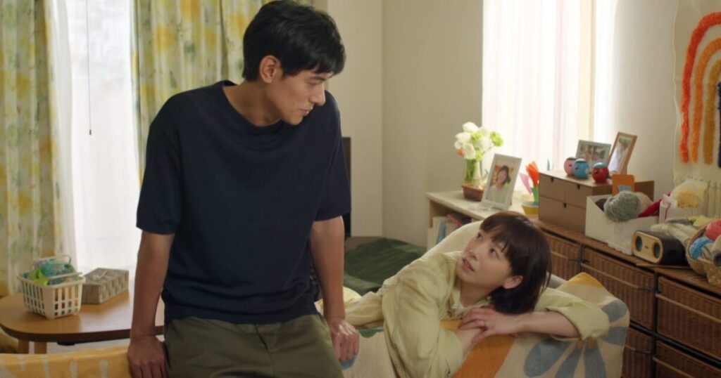 ドラマ「Tシャツが乾くまで」第4話、自宅で園田あずさ(夏帆)の幻と会話をしている園田樹生(中島歩)