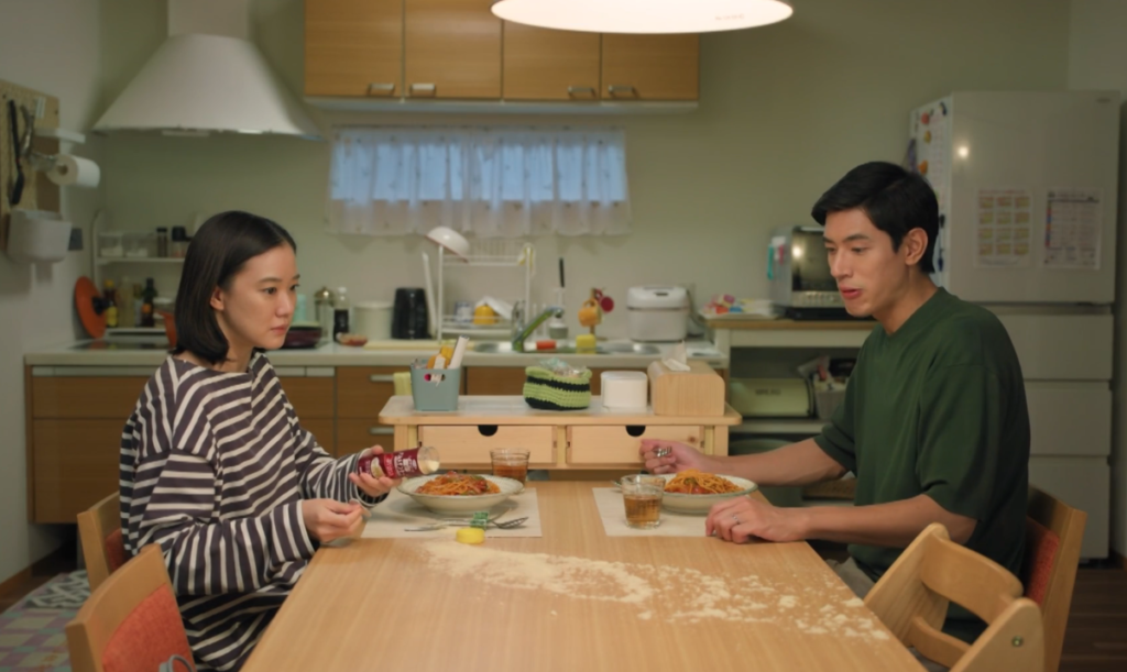 ドラマ「Tシャツが乾くまで」第5話、園田樹生(中島歩)の家でナポリタンを食べていて、粉チーズをテーブルにまき散らした瀬尾咲子(蒼井優