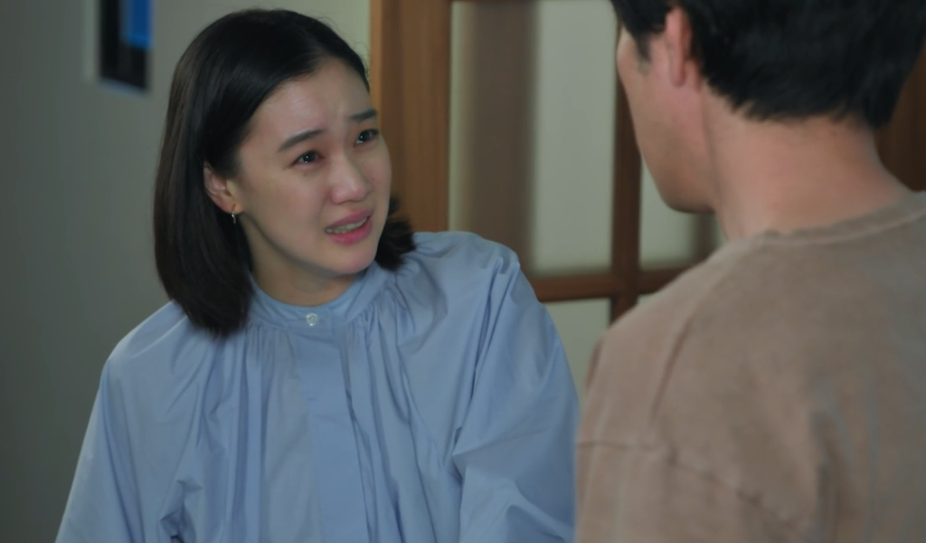 ドラマ「Tシャツが乾くまで」第7話、家を出て行こうとする瀬尾咲子（蒼井優）を引き留める瀬尾充（松山ケンイチ）に「それはズルい」と涙ながらに話している瀬尾咲子（蒼井優）