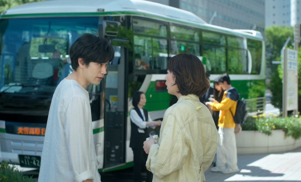 ドラマ「Tシャツが乾くまで」第7話、バスに乗ろうとしている瀬尾充（松山ケンイチ）のもとにやって来た園田あずさ（夏帆）