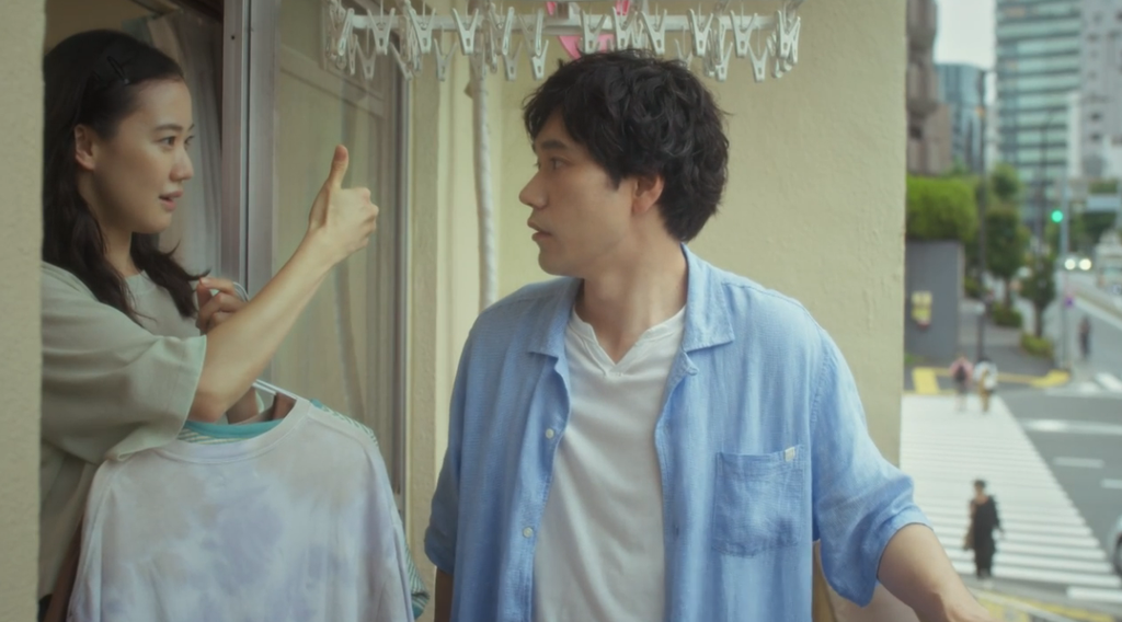 ドラマ「Tシャツが乾くまで」第8話、霊柩車に向かって親指を立てている瀬尾咲子(蒼井優)とそれを見て驚いている瀬尾充(松山ケンイチ)
