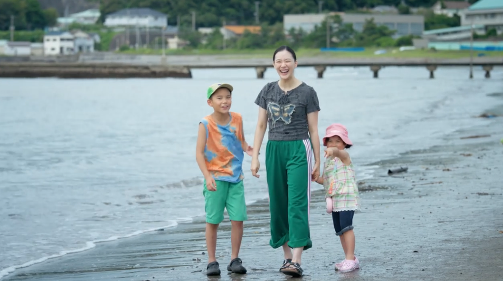 ドラマ「Tシャツが乾くまで」第8話、海岸で子供2人と笑顔で男性を迎えている瀬尾咲子(蒼井優)