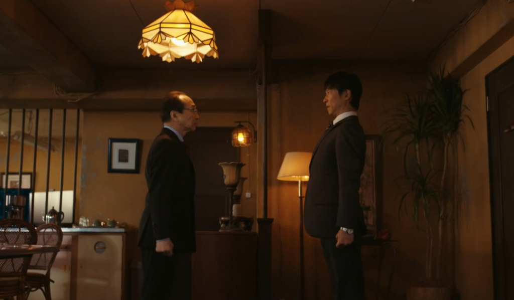 ドラマ「VIVANT・第2シーズン」第13話、臨時作戦室で長野利彦（小日向文世）と向き合う乃木憂助(堺雅人)