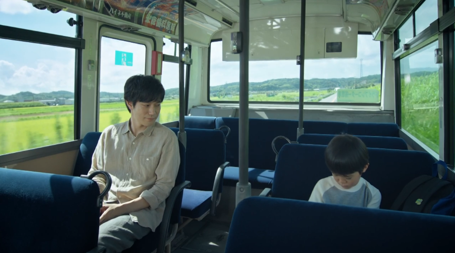 ドラマ「Tシャツが乾くまで」第10(最終話)、バスの中で男の子に声をかける瀬尾充(松山ケンイチ)