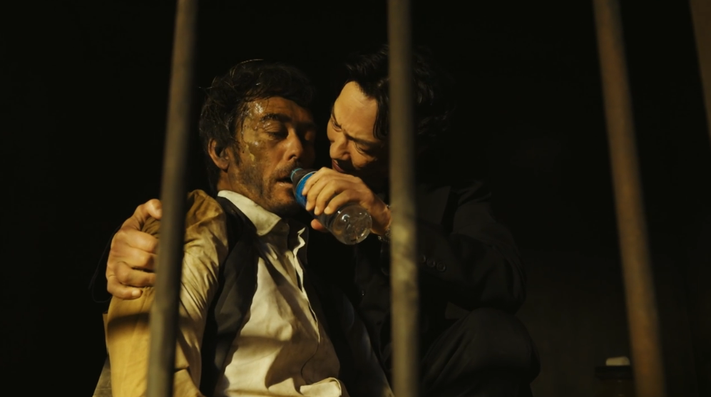 ドラマ「VIVANT・第2シーズン」第18話、野崎守(阿部寛)を抱え水を飲ませる劉銘軒(リュウ・ミンシュエン/堺雅人)