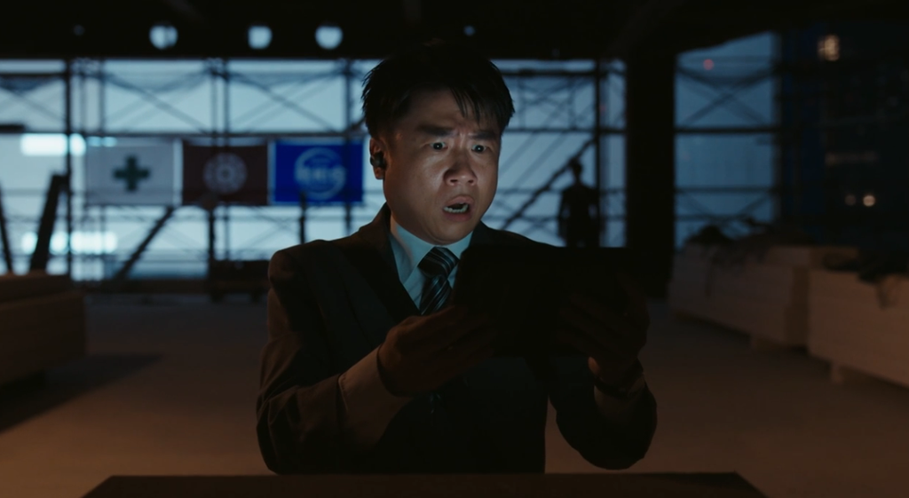 ドラマ「VIVANT・第2シーズン」第17話、樊（宮下今日子）との通信が乗っ取られ焦っている鈴木の後ろに現れた乃木憂助(堺雅人)