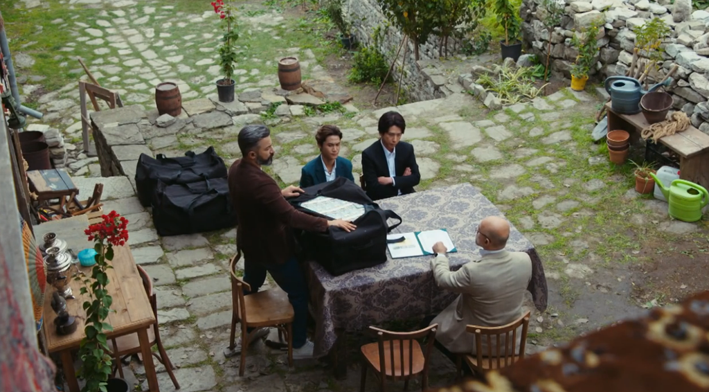 ドラマ「VIVANT・第2シーズン」第19話、オルコ村で村長を話をしているノコル(二宮和也)、チョッキ―、ロアル