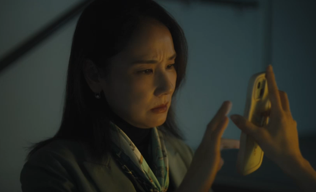 ドラマ「会社員」第2話、斉藤るり(南沙良)から山岸光(小久保寿人)のスマホに入っていた、大量の寺田一輝(加藤清史郎)を隠し撮りした写真を見せられ、驚いている宮木英理子(吉田羊)